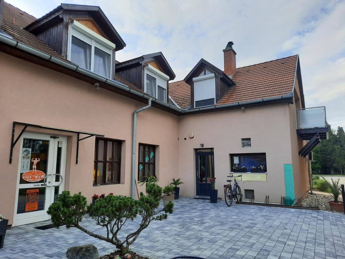 Fitt Apartman Lenti Ngoại thất bức ảnh