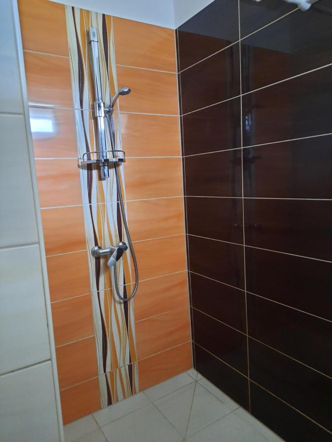 Fitt Apartman Lenti Ngoại thất bức ảnh